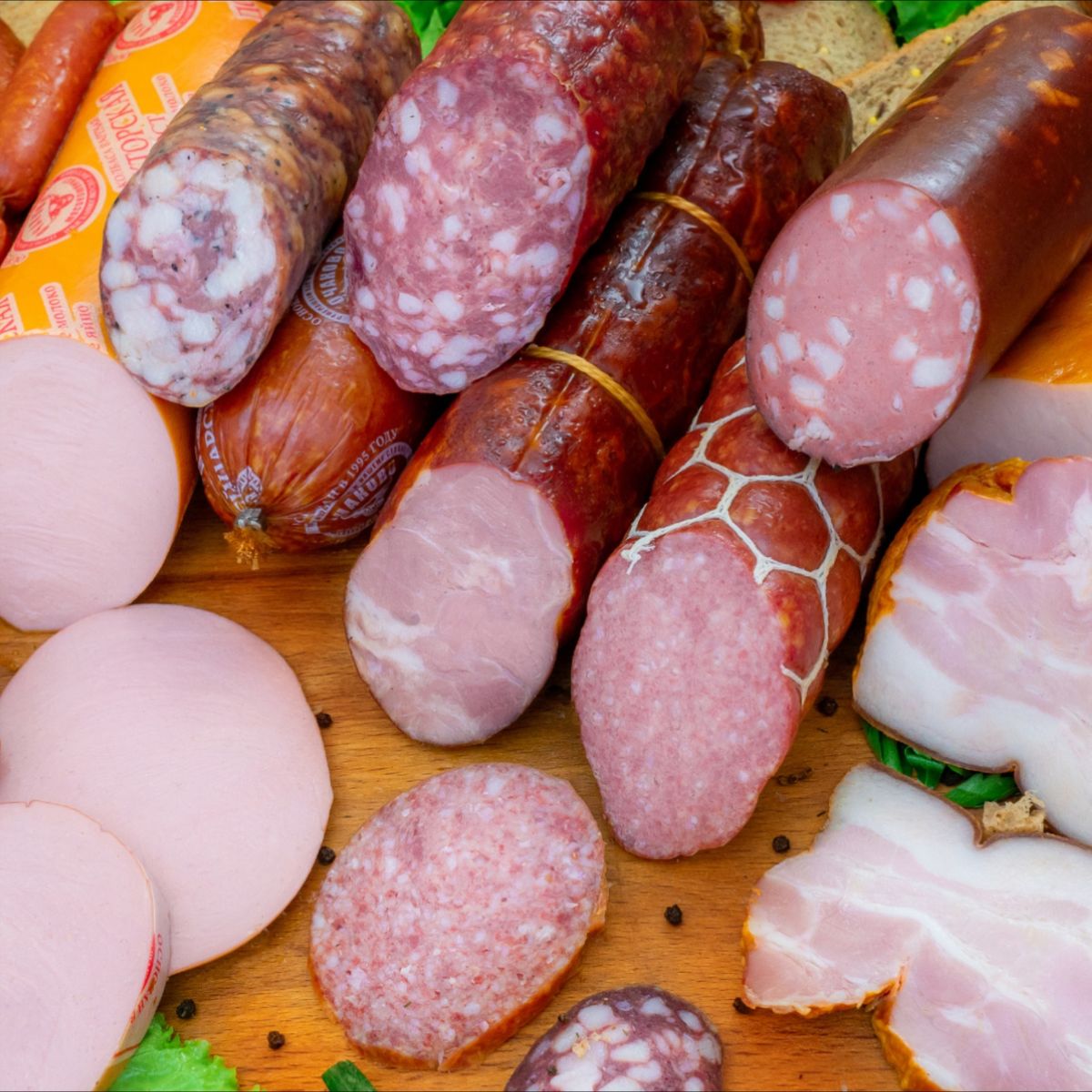 انواع سالامی‌های سورن شامل گلد سالامی، کخ سالامی، کخ لیونر و کخ پرومیت، عرضه شده توسط پخش عمده موادغذایی نارین مشهد، مناسب برای ساندویچ، دیس مزه و پذیرایی با گوشت گوساله باکیفیت و تزئین پسته و ادویه‌های طبیعی