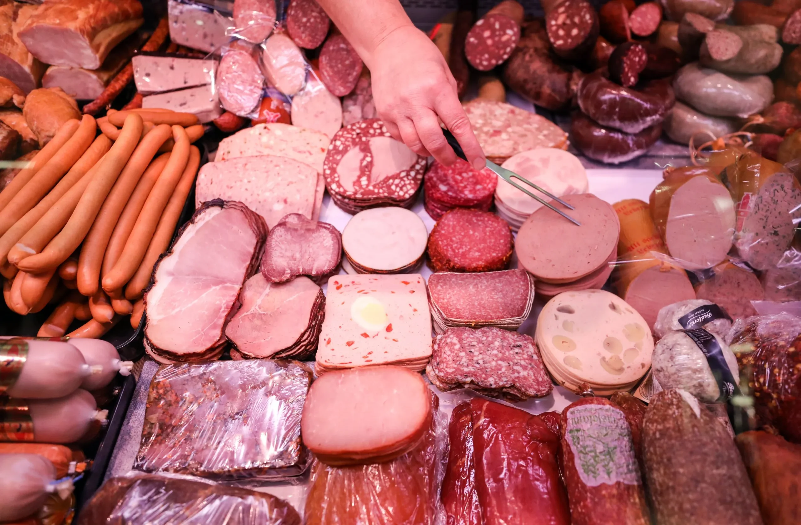 پخش و توزیع کالباس های متوع از برند سورن در شرکت پخش عمده موادغذایی نارین مشهد